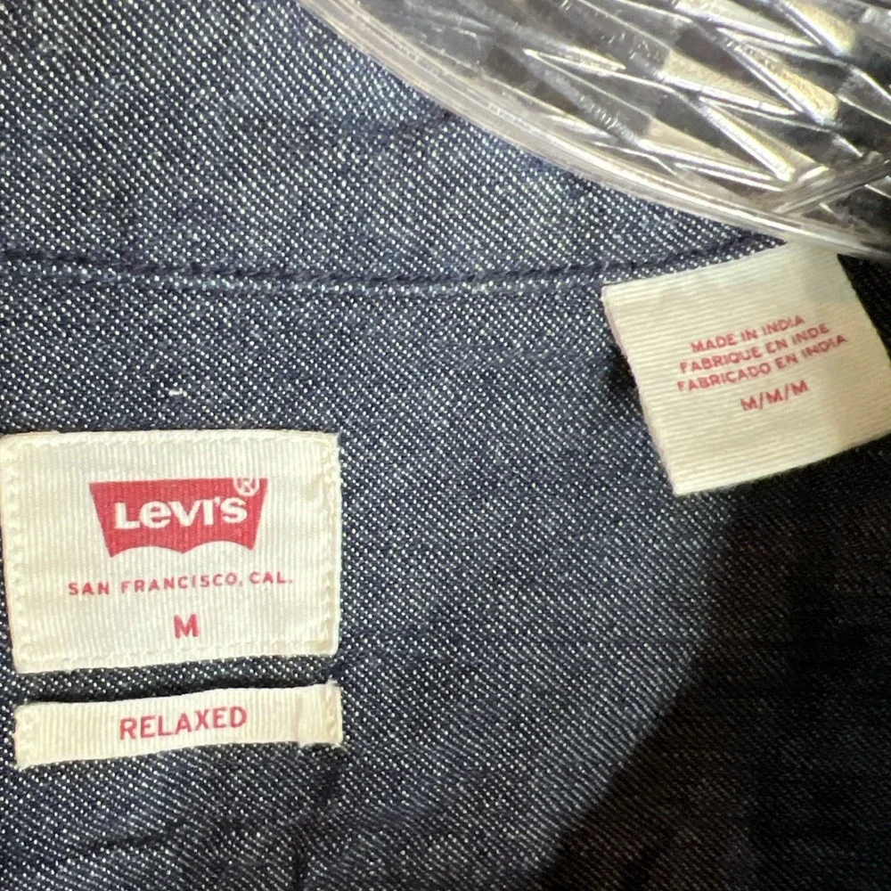 Levi's Relaxed Fit Dark Wash Denim Button Up Long Sleeve Size Medium‎